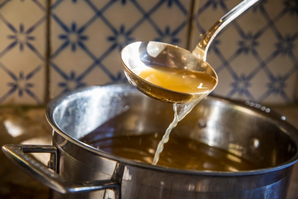 caldo-de-ossos:-economico-e-cheio-de-beneficios-para-a-saude-da-mulher