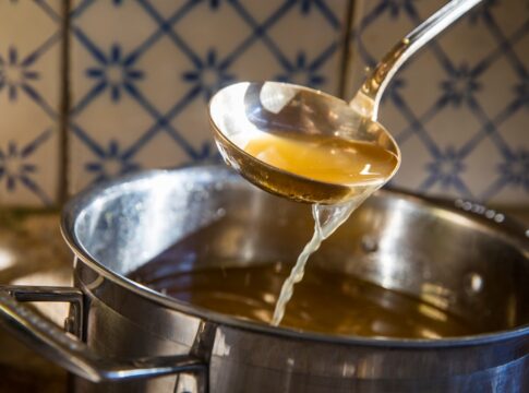 caldo-de-ossos:-economico-e-cheio-de-beneficios-para-a-saude-da-mulher