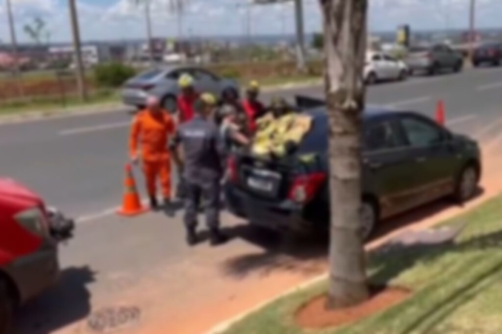 veja-resgate-de-bebe-que-ficou-preso-dentro-de-carro,-em-aguas-claras