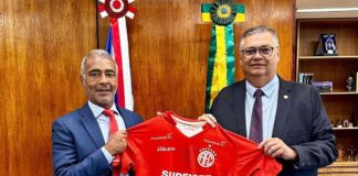 filiado-ao-pl-de-bolsonaro,-romario-presenteia-flavio-dino