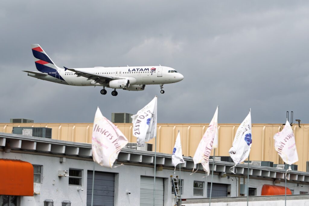 ceo-da-latam-defende-marco-regulatorio-para-combustivel-sustentavel-de-avioes