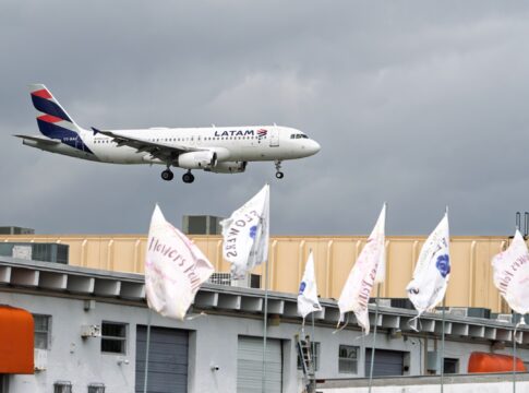 ceo-da-latam-defende-marco-regulatorio-para-combustivel-sustentavel-de-avioes