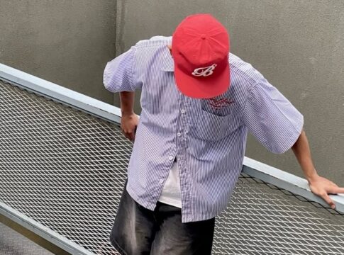 camisas-boxy-sao-tendencia-pela-versatilidade-para-uma-rotina-fashion