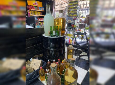 pmdf-apreende-uisque-e-cachaca-adulterados-em-comercios-de-bebidas