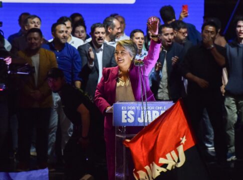 eleicoes-no-chile:-saiba-quem-e-a-comunista-que-lidera-as-pesquisas