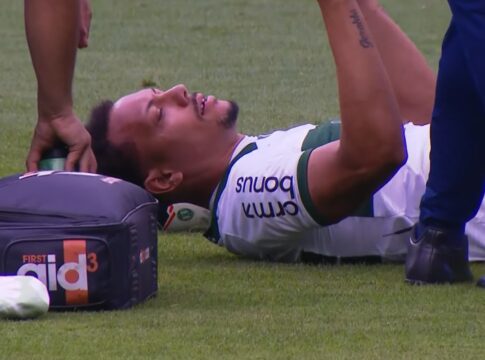 alex-silva,-do-coritiba,-toma-cotovelada-e-perde-o-dente.-veja-o-lance