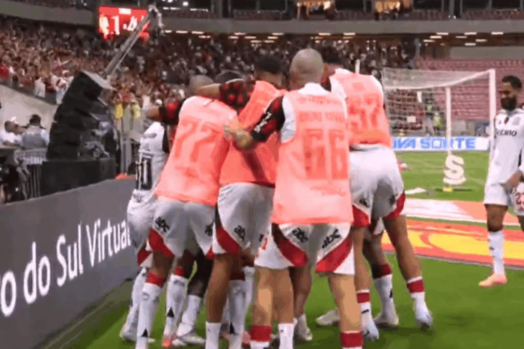 flamengo-aproveita-vantagem-numerica,-goleia-sport-e-assume-o-1o-lugar