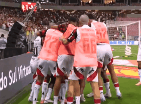 flamengo-aproveita-vantagem-numerica,-goleia-sport-e-assume-o-1o-lugar