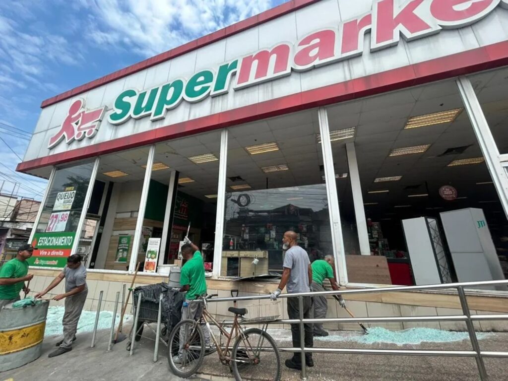 ataque-a-tiros-destroi-fachada-de-supermercado-em-sao-goncalo