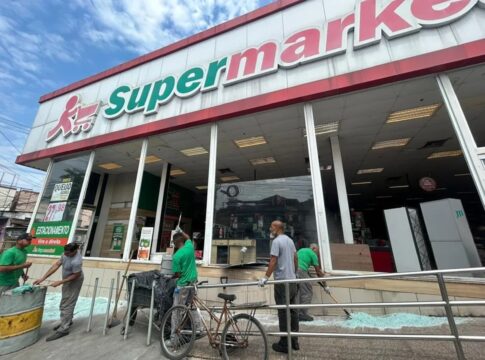 ataque-a-tiros-destroi-fachada-de-supermercado-em-sao-goncalo