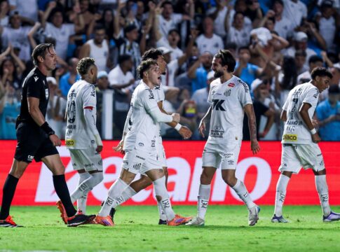 santos-marca-no-fim,-vence-o-palmeiras-e-sai-da-zona-de-rebaixamento