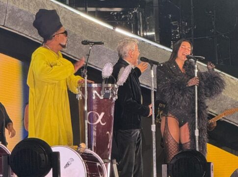 dua-lipa-canta-com-caetano-veloso-e-carlinhos-brown-em-sp.-veja