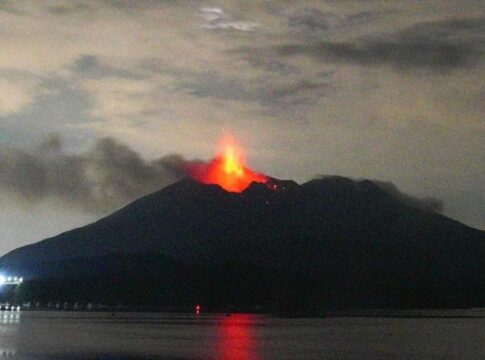 vulcao-entra-em-erupcao-no-japao-e-cinzas-atingem-4,4-km-de-altura