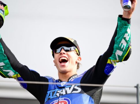 historico:-brasileiro-diogo-moreira-conquista-titulo-da-moto2-2025