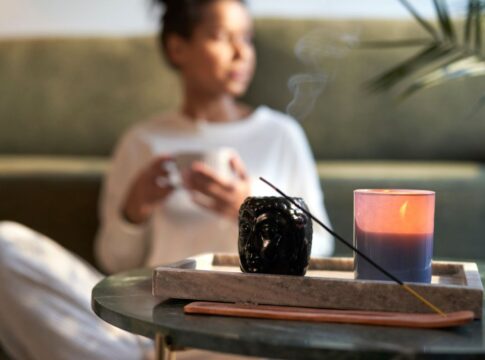 veja-como-usar-incensos-para-atrair-amor,-paz-e-prosperidade