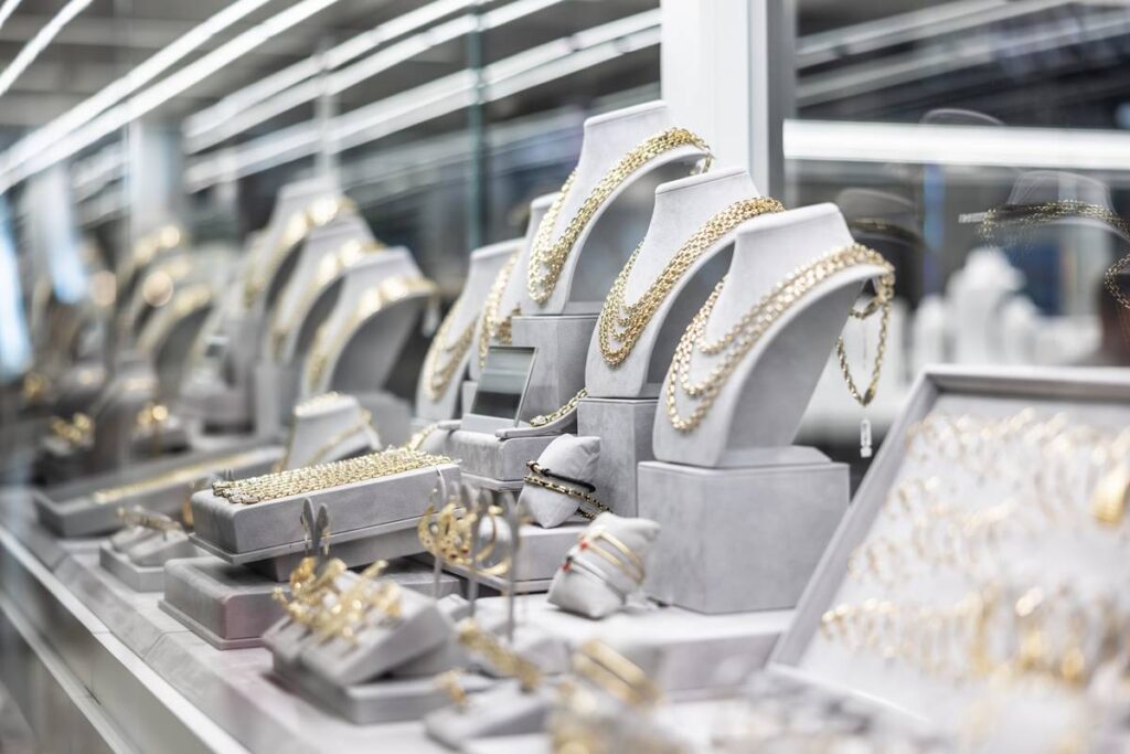 apos-roubo-do-louvre,-ladroes-levam-joias-milionarias-de-loja-francesa