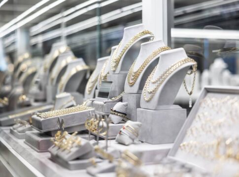 apos-roubo-do-louvre,-ladroes-levam-joias-milionarias-de-loja-francesa