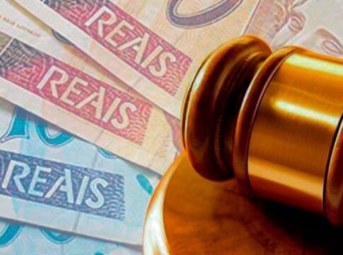 garconete-demitida-apos-pintar-cabelo-de-ruivo-vence-acao:-“curupira”