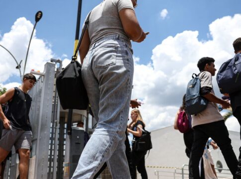 no-df,-candidatos-do-enem-chegam-cedo-sob-sol-forte-e-ansiedade