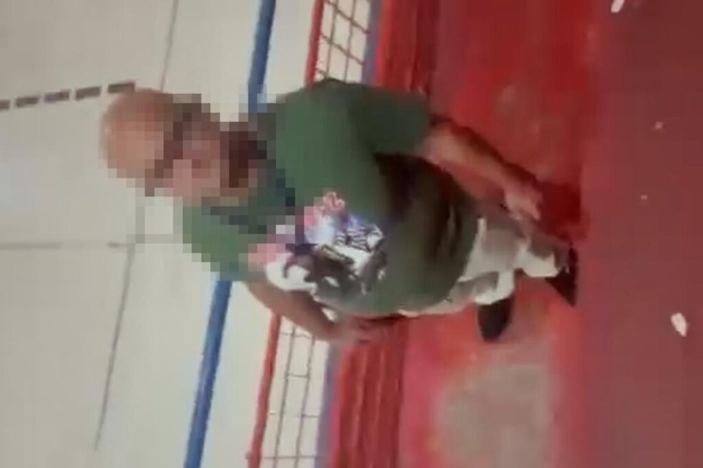 professor-filma-o-proprio-penis-com-celular-de-adolescente-em-sp