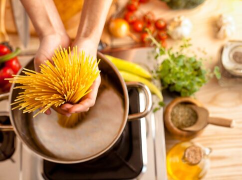 macarrao-cremoso-com-presunto-e-queijo-fica-pronto-em-10-minutos