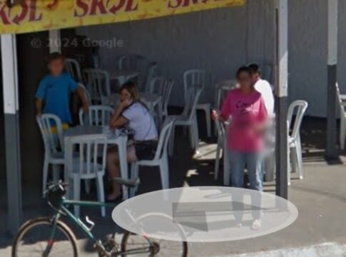 a-verdade-por-tras-da-foto-de-marilia-mendonca-sentada-em-mesa-de-bar