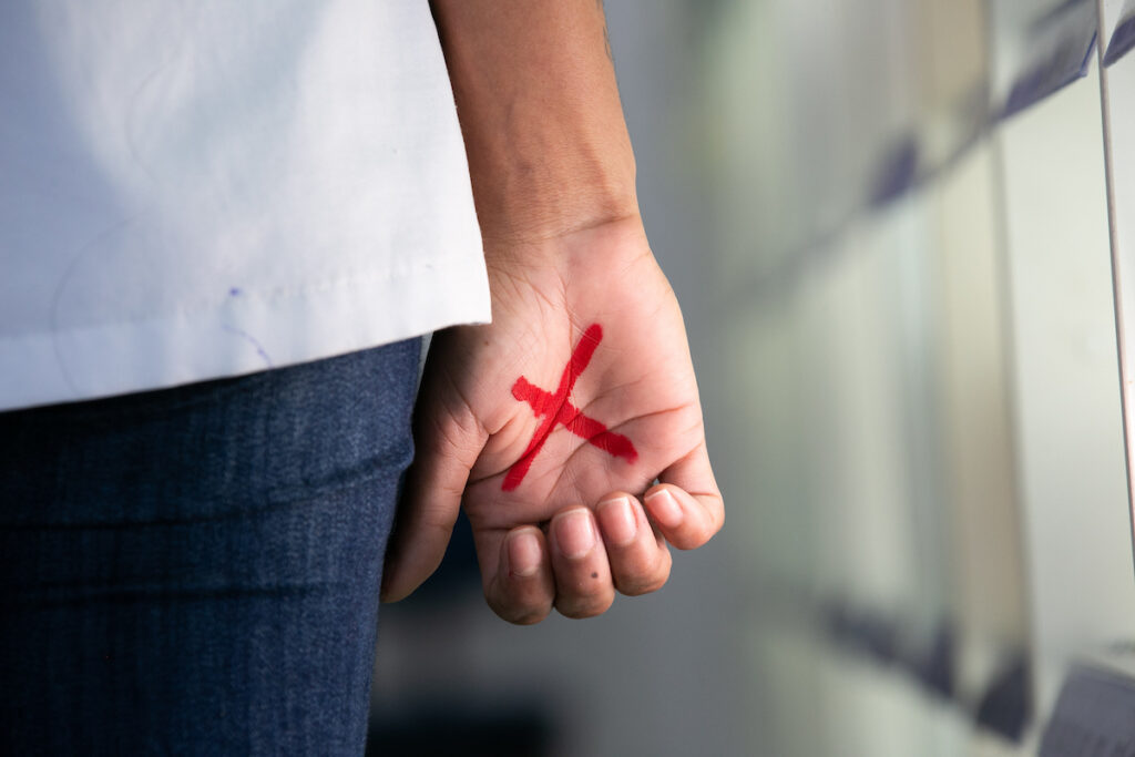 acusado-de-violencia-domestica-se-fere-ao-tentar-invadir-casa