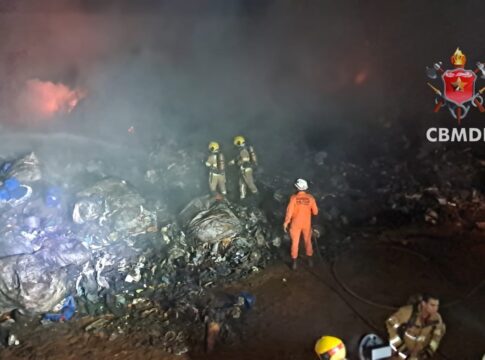 bombeiros-atuam-ha-mais-de-17-horas-contra-incendio-em-deposito-no-df