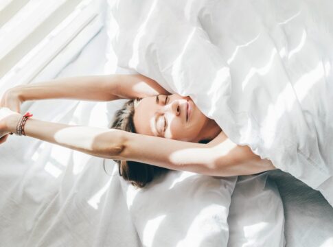 dormir-bem-e-o-novo-skincare:-os-beneficios-do-sono-para-a-pele