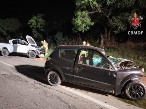 carros-ficam-destruidos-apos-baterem-de-frente-no-df;-uma-pessoa-morreu