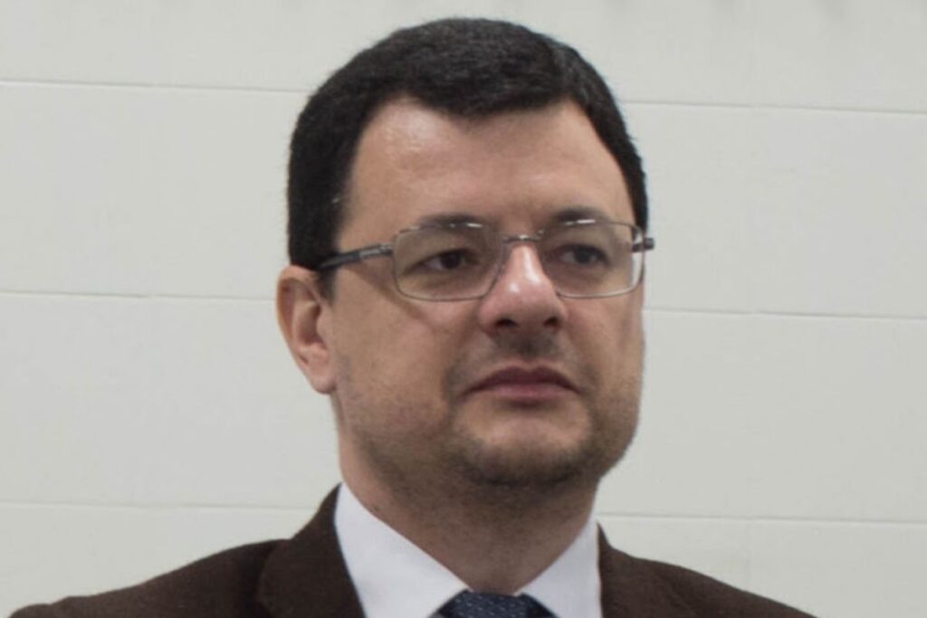 professor-da-unesp-demitido-por-assedio-diz-que-estava-em-surto