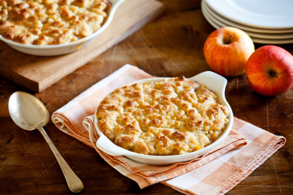 tenha-um-cafe-dos-sonhos-com-torta-crumble-de-maca-crocante-e-suculenta