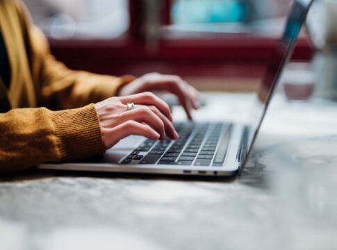 dicionario-de-cambridge-elege-a-palavra-do-ano-de-2025.-saiba-qual-e