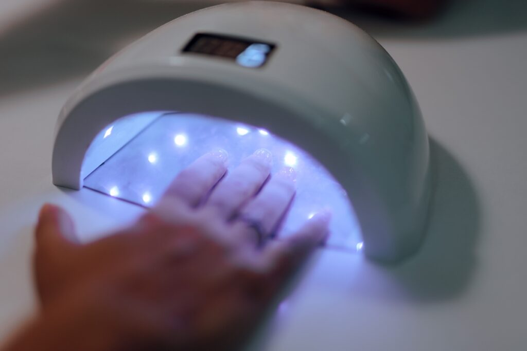 unhas-em-gel:-o-que-muda-apos-proibicao-de-substancias-em-esmaltes