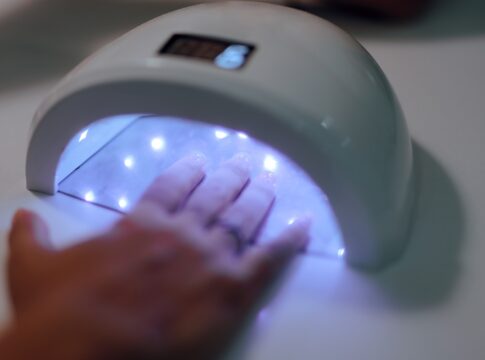 unhas-em-gel:-o-que-muda-apos-proibicao-de-substancias-em-esmaltes