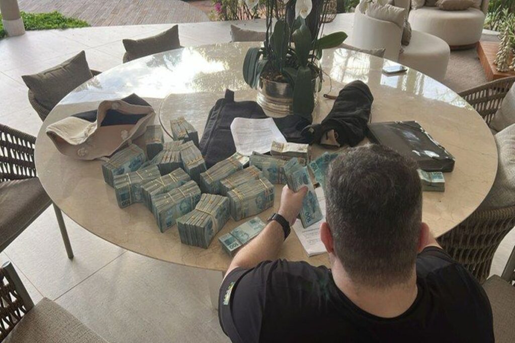 vorcaro-preso:-pf-apreende-obras-de-arte,-carros-de-luxo-e-r$-1,6-milhao-em-especie