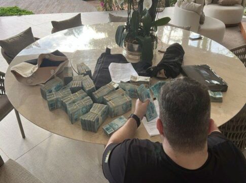 vorcaro-preso:-pf-apreende-obras-de-arte,-carros-de-luxo-e-r$-1,6-milhao-em-especie