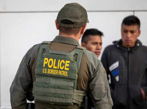 eua:-brasileiros-se-trancam-em-casa-para-escapar-de-caca-a-imigrantes