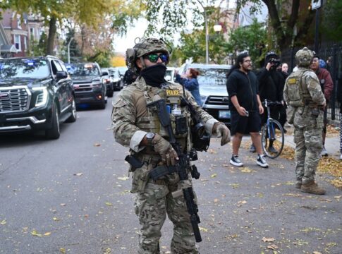 gestao-trump-processa-california-por-proibir-policiais-de-usar-mascara