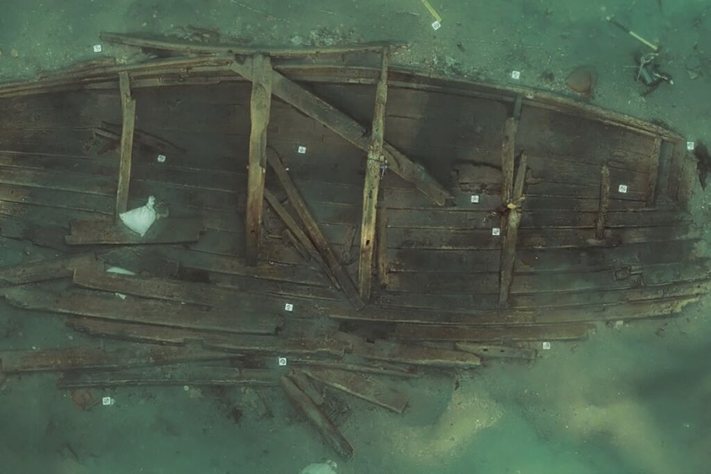 coreia-do-sul-recupera-barco-naufragado-ha-600-anos-com-carga-intacta