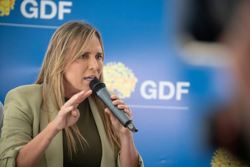 celina-leao-entrega-registros-de-regularizacao-fundiaria-a-moradores