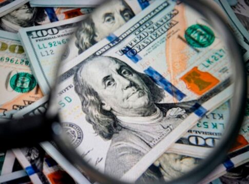 dolar-cai-com-juros-nos-eua-e-liquidacao-e-prisoes-no-banco-master