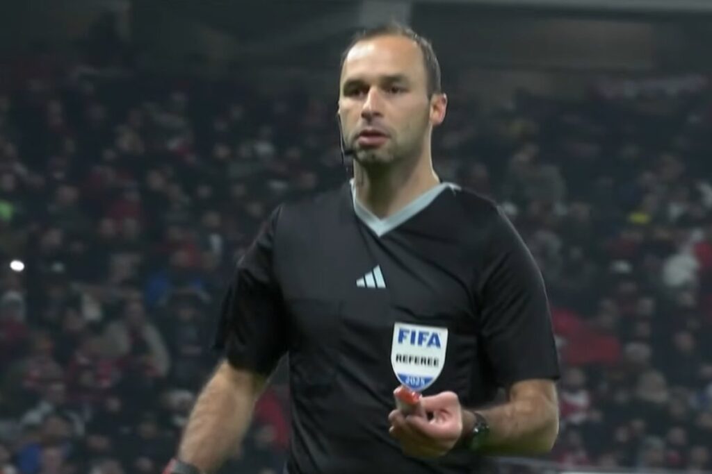 torcedor-arremessa-cigarro-eletronico-em-amistoso-do-brasil.-veja