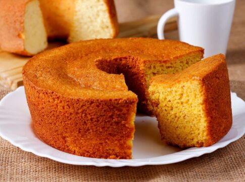 bolo-de-cenoura-de-liquidificador-fica-fofinho-e-nao-suja-a-cozinha