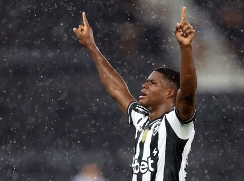 com-gol-salvador-no-fim,-botafogo-vira-sobre-o-sport-e-sobe-na-tabela