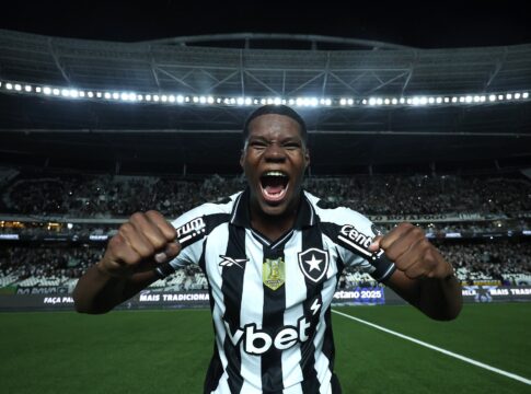 brasileirao:-jovem-atacante-do-botafogo-marca-duas-vezes-e-se-emociona