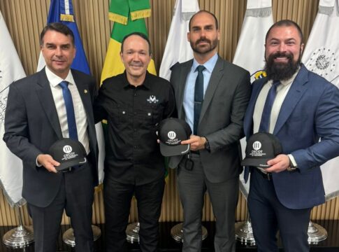 flavio-e-eduardo-bolsonaro-encontram-ministro-de-bukele-em-el-salvador