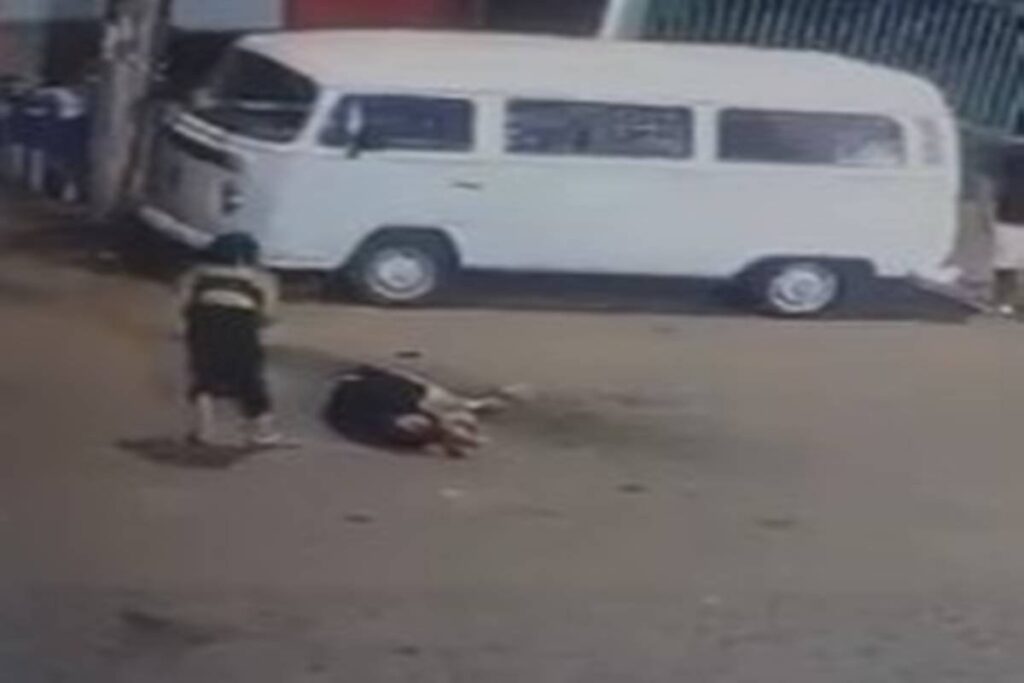 imagens-mostram-homem-caido-no-chao-sendo-executado-perto-de-mercado