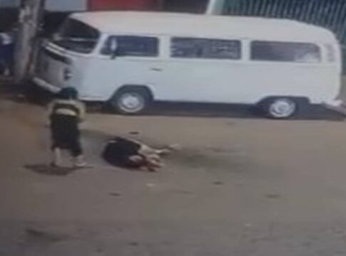 imagens-mostram-homem-caido-no-chao-sendo-executado-perto-de-mercado