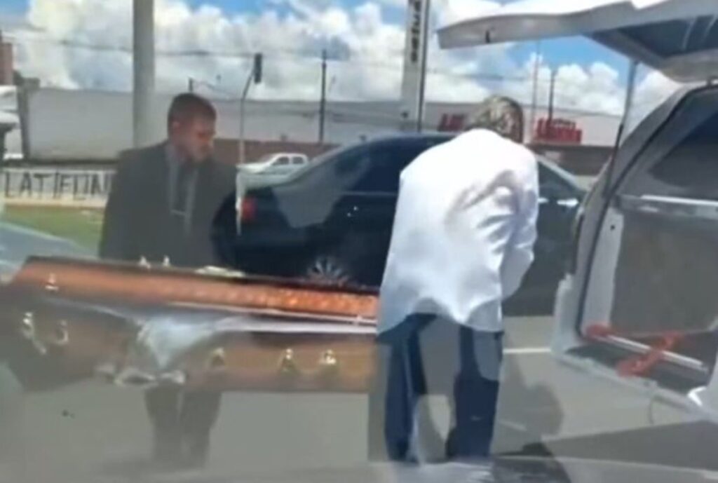pr:-camera-flagra-momento-em-que-caixao-cai-de-carro-funerario.-video
